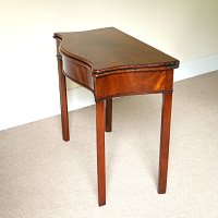 GEORGIAN MAHOGANY TEA TABLE