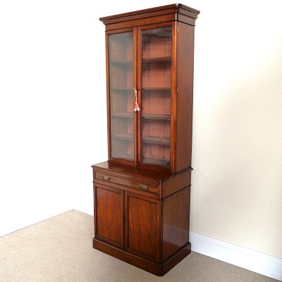 VICTORIAN LIBRARY BOOKCASE OF SMALL PROPORTIONS