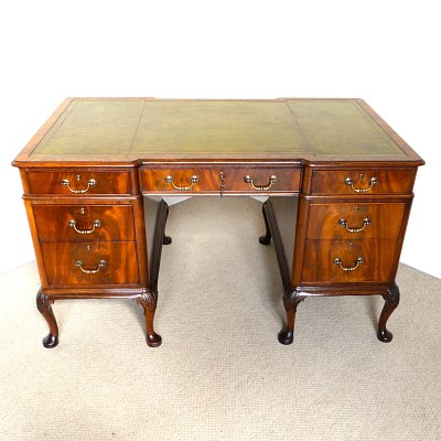 GEORGIAN STYLE MAHOGANY PEDESTAL DESK