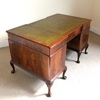 GEORGIAN STYLE MAHOGANY PEDESTAL DESK