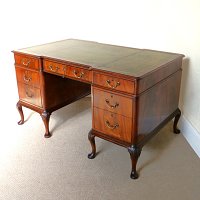 GEORGIAN STYLE MAHOGANY PEDESTAL DESK