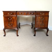 GEORGIAN STYLE MAHOGANY PEDESTAL DESK