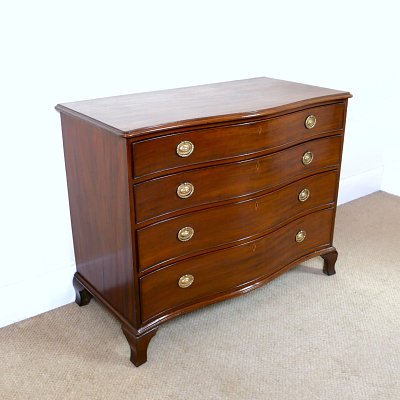 GEORGIAN MAHOGANY SERPENTINE CHEST OF DRAWERS