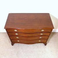 GEORGIAN MAHOGANY SERPENTINE CHEST OF DRAWERS