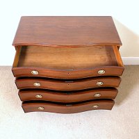 GEORGIAN MAHOGANY SERPENTINE CHEST OF DRAWERS