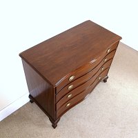 GEORGIAN MAHOGANY SERPENTINE CHEST OF DRAWERS